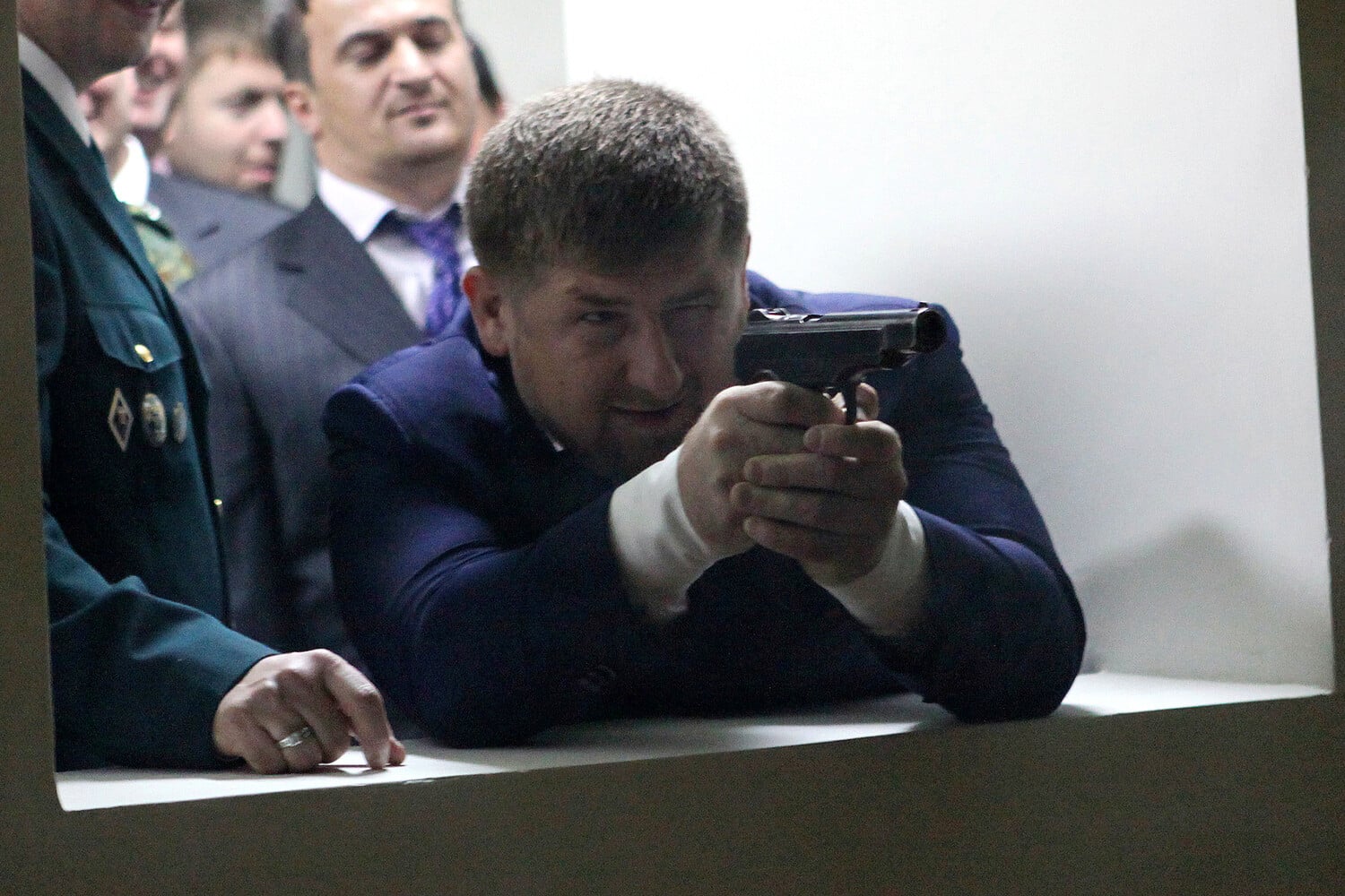 Кадыров заявил, что три выстрела в воздух и четвертый в лоб остановят беспорядки