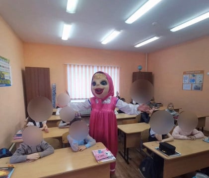 «Маша уже не та»: костюм героини мультика с праздника в кемеровской школе напугал интернет