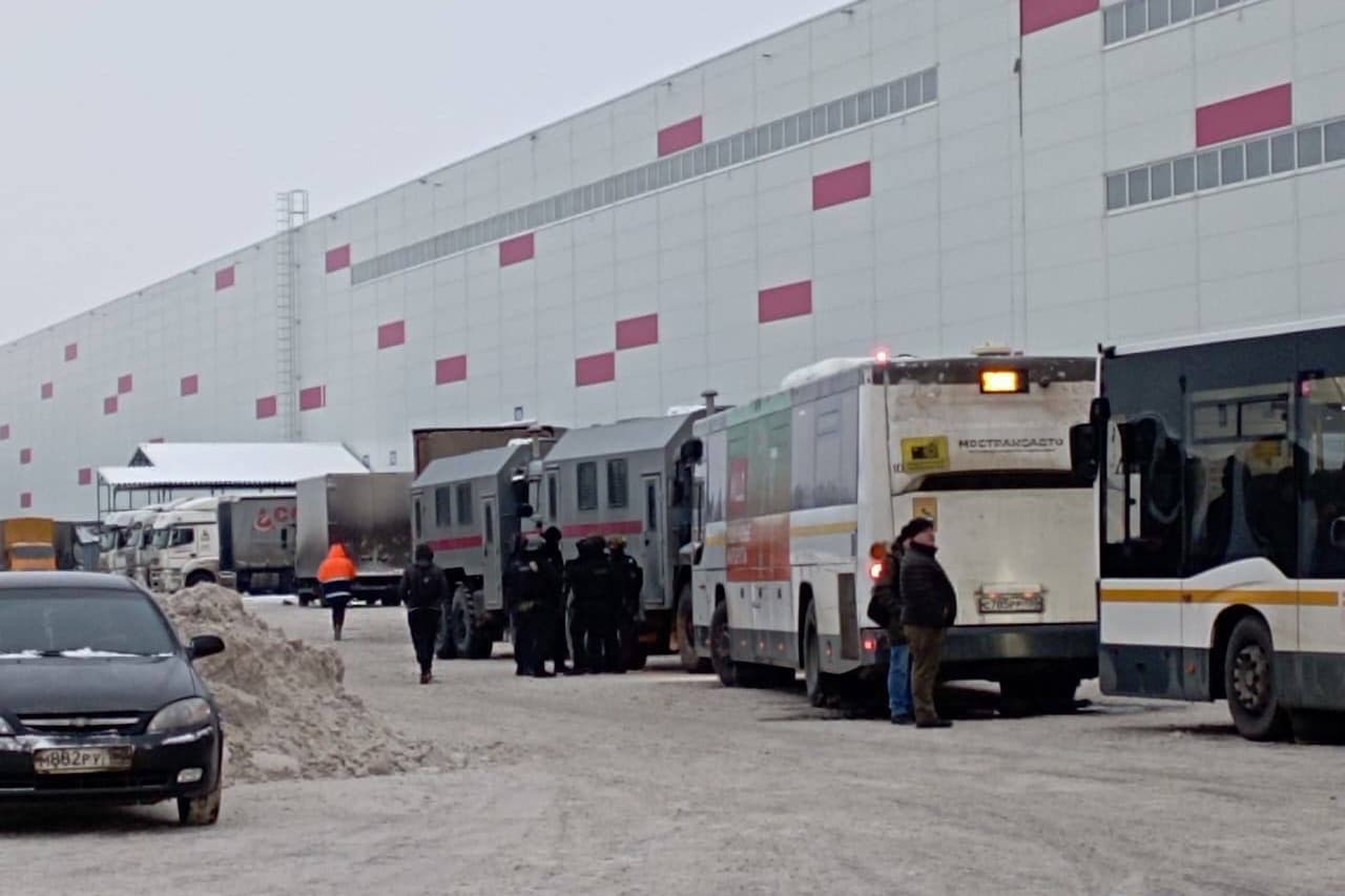 Полиция устроила рейд на складе Wildberries в Подмосковье. Работающим там мигрантам выдали повестки в военкомат