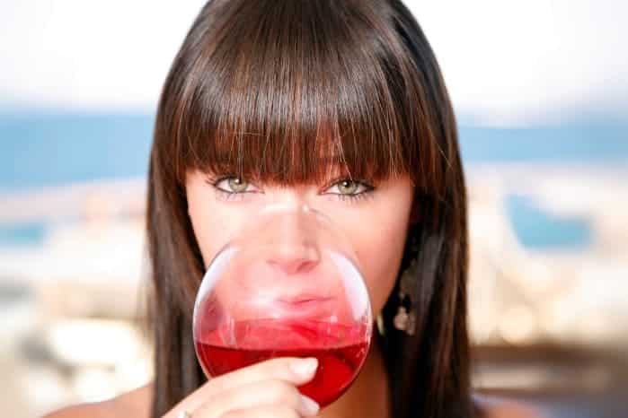 Пьешь и худеешь? В России изобрели вино, «помогающее сбросить лишний вес»: рассказываем, вредно ли это