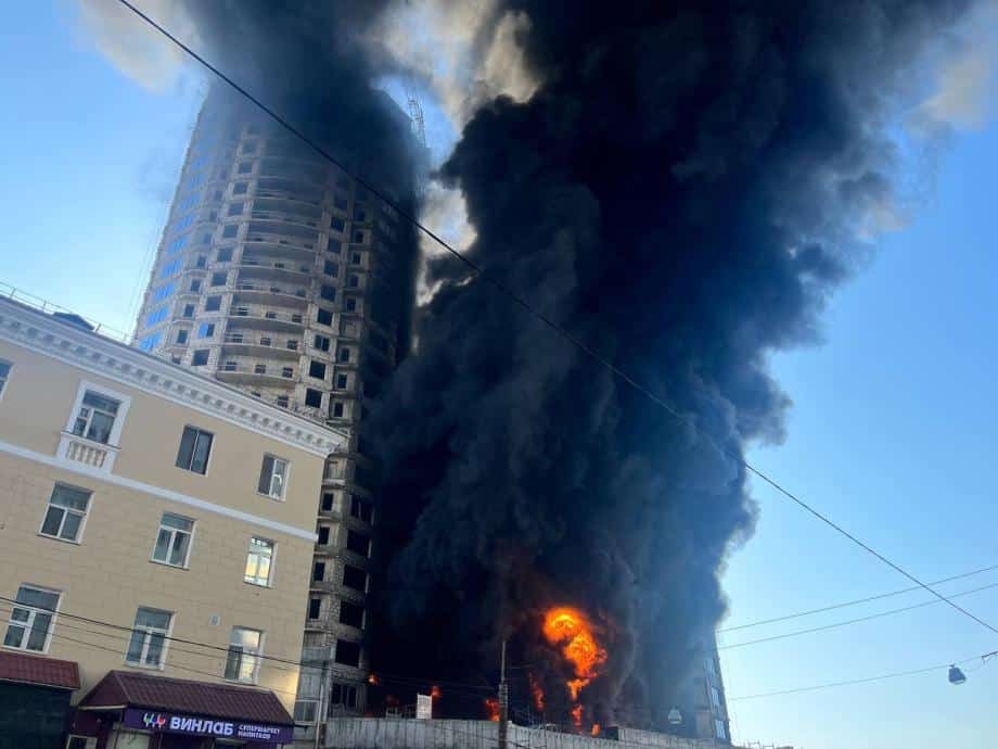 Огонь охватил стройку башен «Атлантик Сити» во Владивостоке