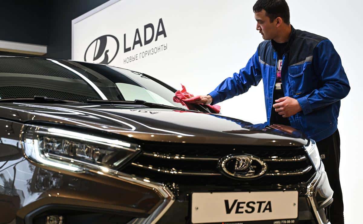 Партию из 100 автомобилей Lada Vesta передали для нужд Госдумы РФ