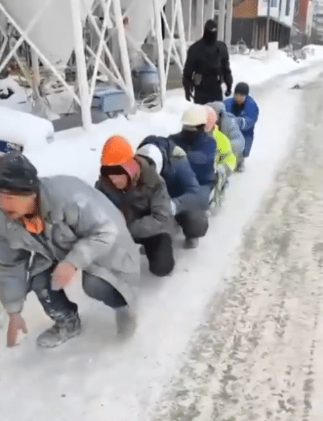 Во время рейда на стройплощадке в Екатеринбурге мигрантов заставили пройтись «гуськом»