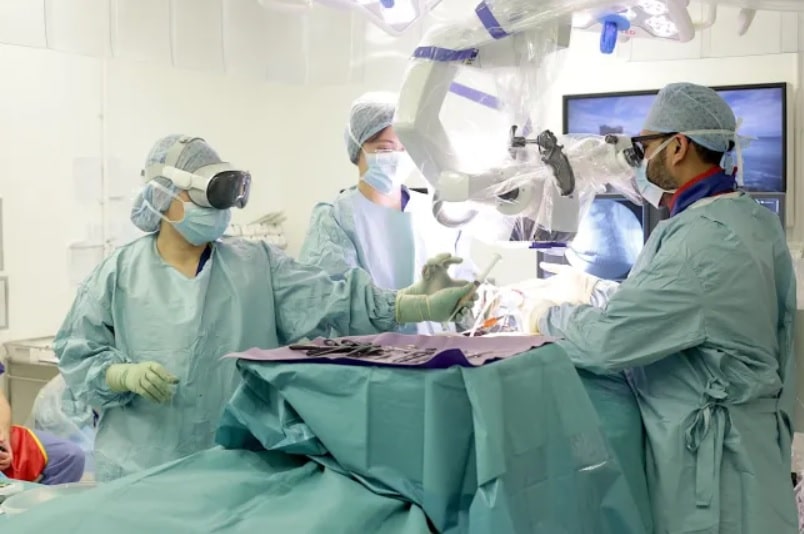 В Лондоне врачи использовали очки Apple Vision Pro для операции на позвоночнике