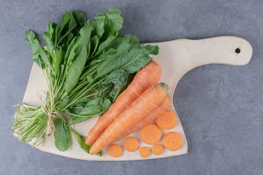 Листовые овощи и морковь - самые дешевые источники витамина А