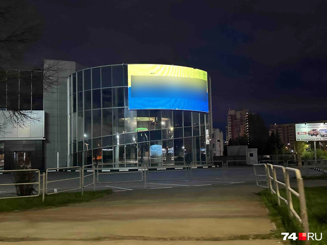 «Это что вообще?!» На здании автосалона в Челябинске появились желто-синий флаг и проукраинский лозунг
