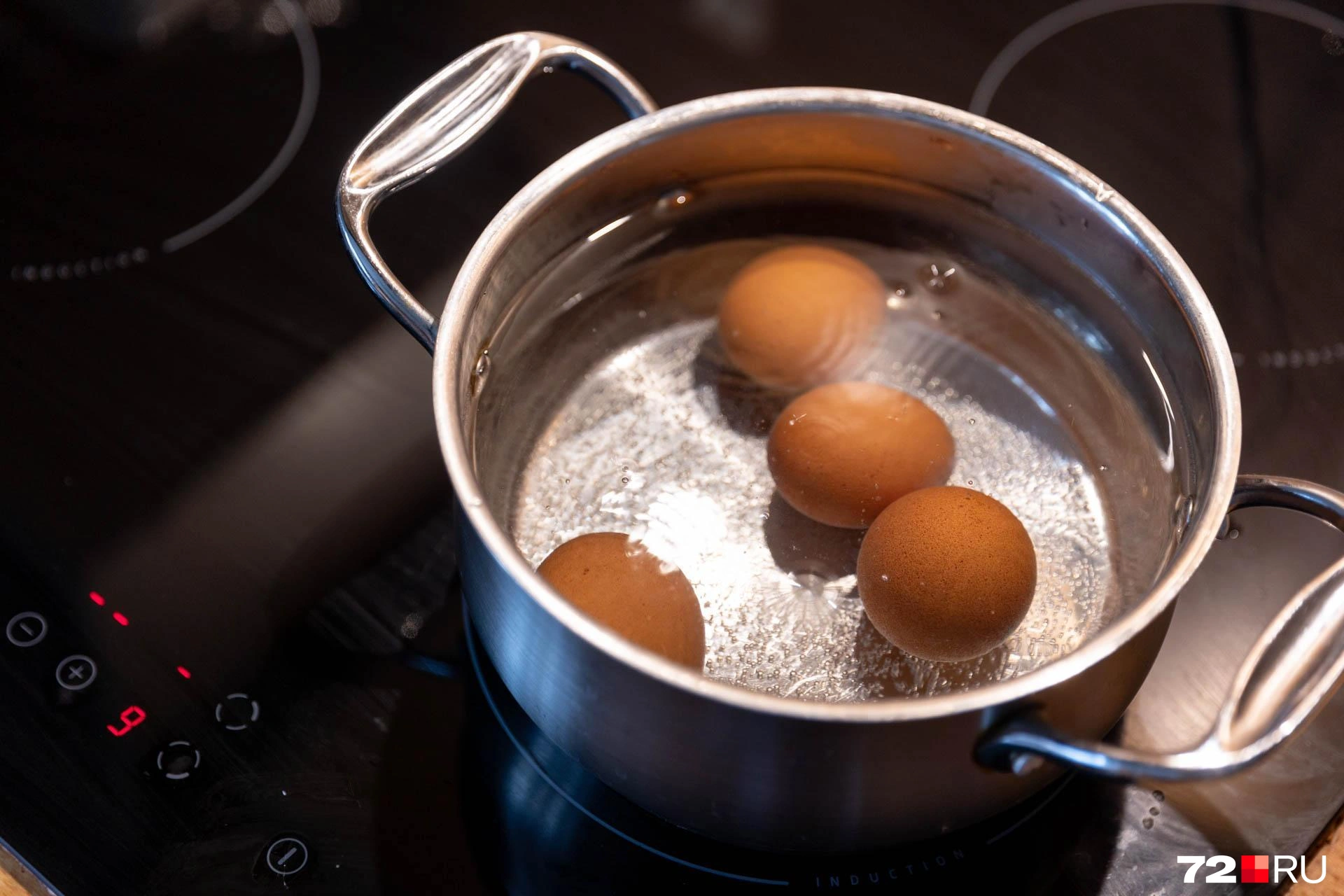 Правильно сваренное яйцо можно легко испортить неумелой очисткой. Вот несколько советов, чтобы подать к столу красивые ровные яйца