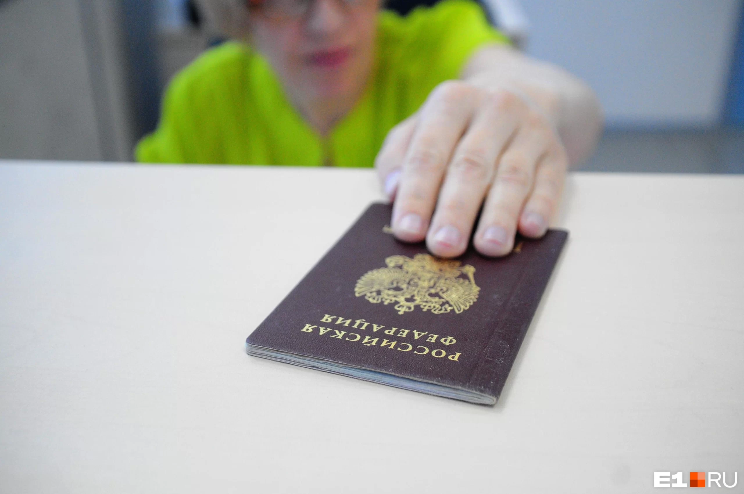 Сейчас граждане РФ, проживающие за пределами страны, могут получить паспорт в диппредставительстве или консульстве