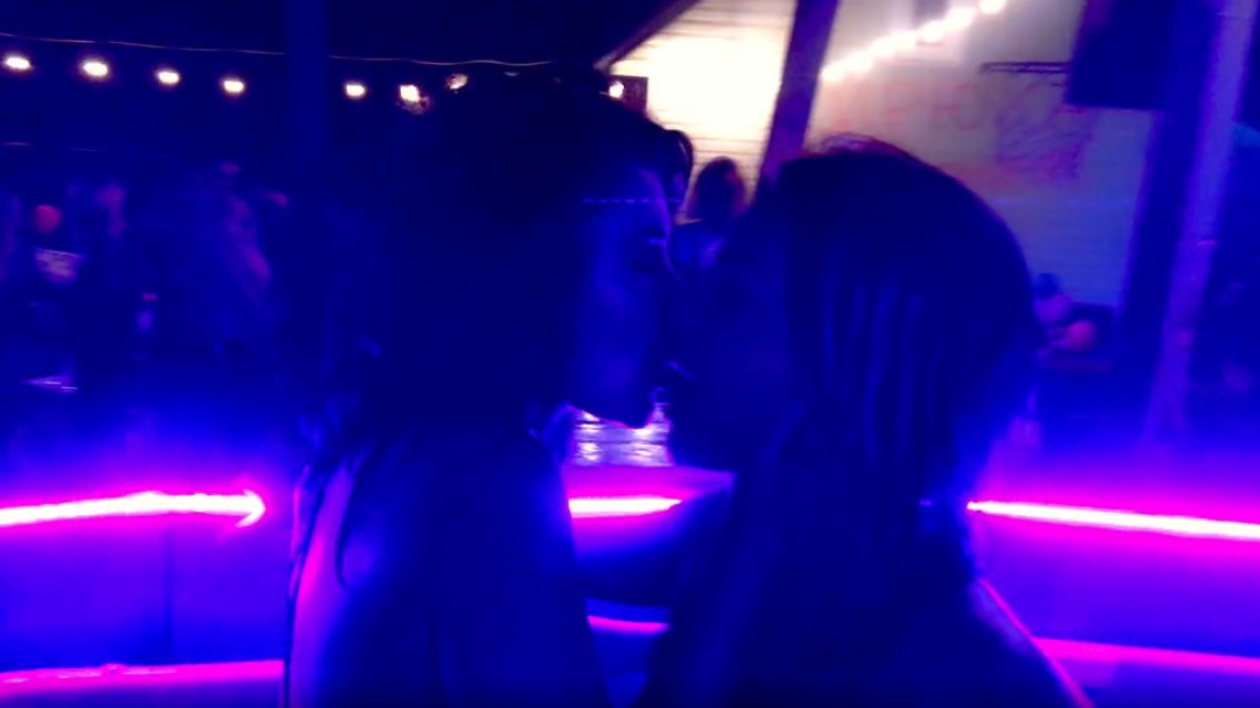 Первый канал оштрафовали на 1 млн рублей за показ поцелуя между девушками