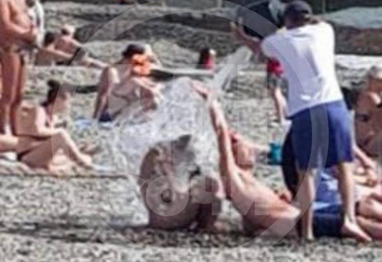 Занимавшихся сексом на пляже сочинцев окатили водой из ведра и развели по камерам