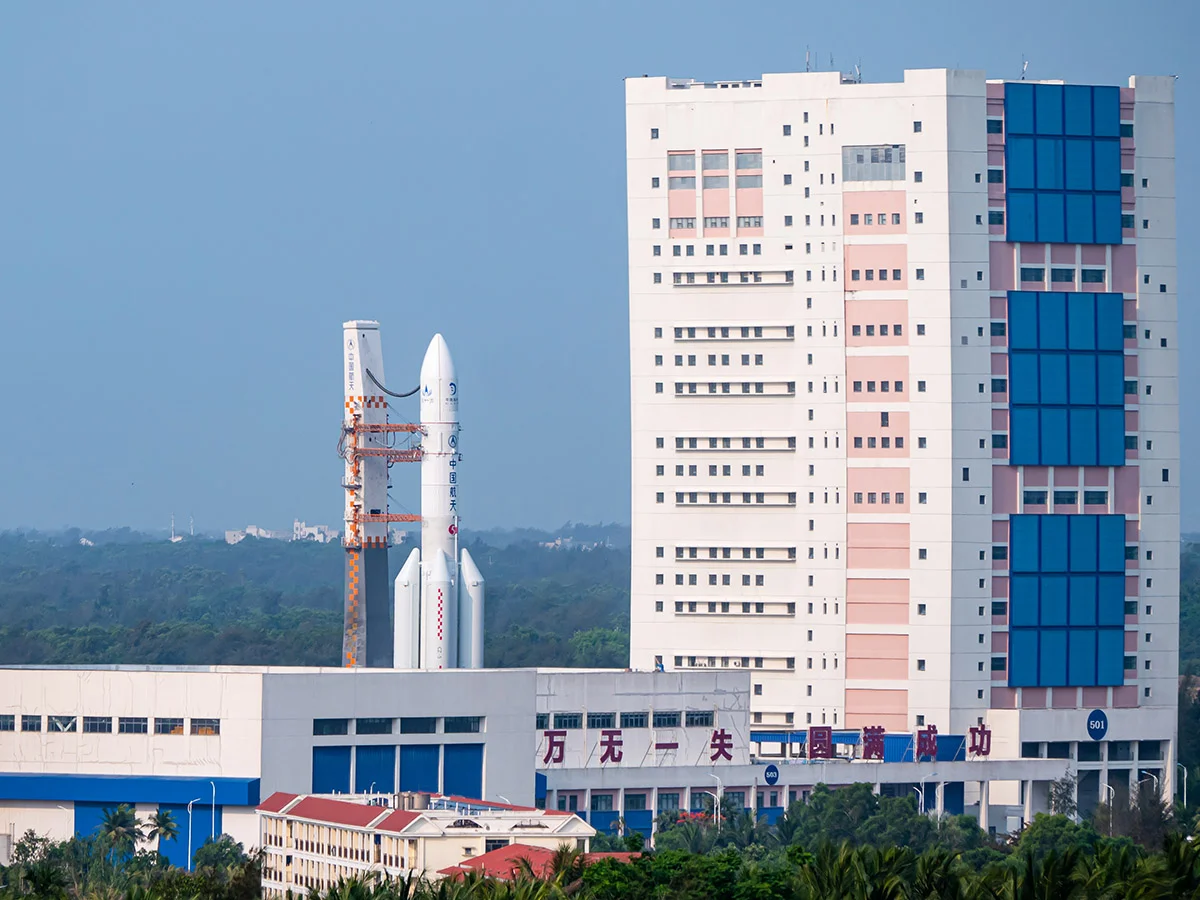 Лунный зонд «Чанъэ-6» и ракета-носитель «Чанчжэн-5 Y8» в стартовой зоне космодрома Вэньчан
