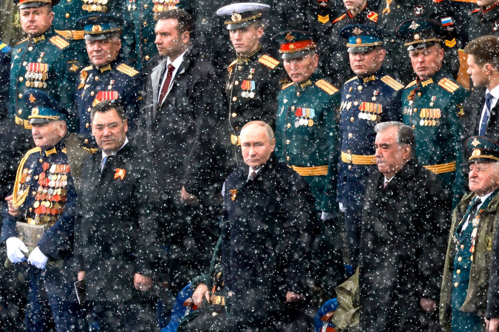 Президент Киргизии Садыр Жапаров, президент Таджикистана Эмомали Рахмон и президент РФ Владимир Путин (слева направо)