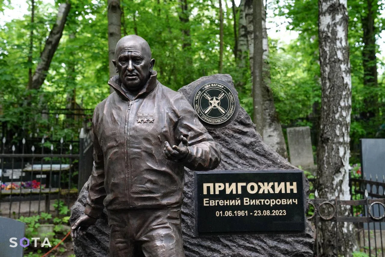 На кладбище в Санкт-Петербурге установили памятник основателю ЧВК «Вагнер» Евгению Пригожину