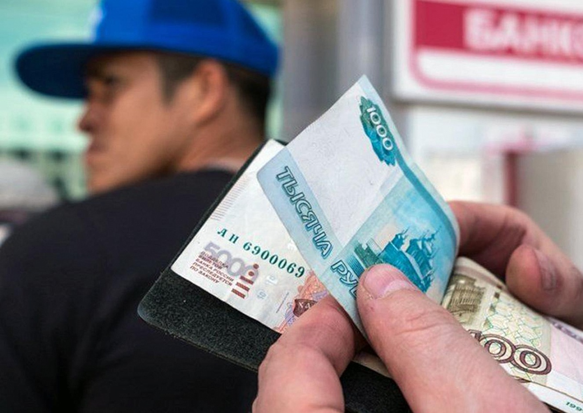 Банки Кыргызстана приостановили денежные переводы в Россию