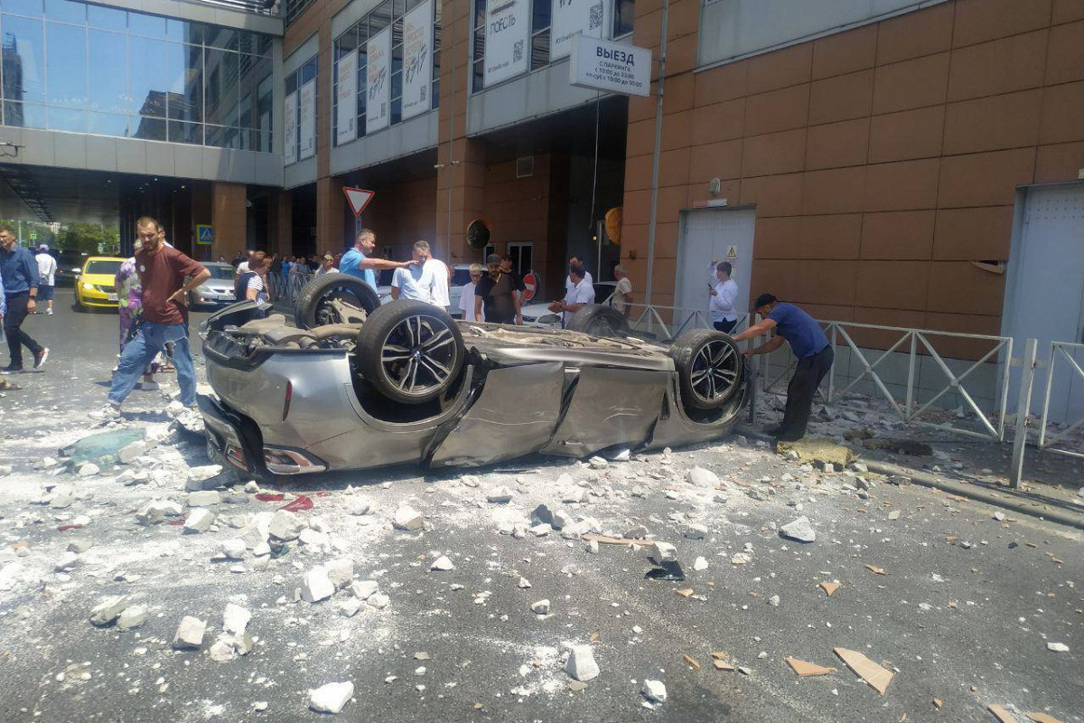 Жуткая трагедия в Краснодаре: BMW X6 вылетел с третьего этажа