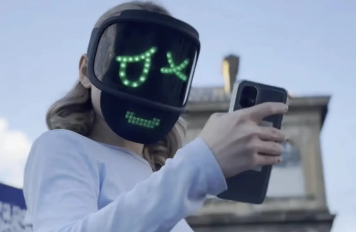 Забавная маска с экраном: реальный робот или вымысел?