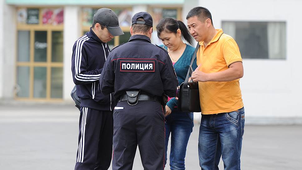 Комитет Госдумы поддержал проект о праве МВД выдворять иностранцев без суда