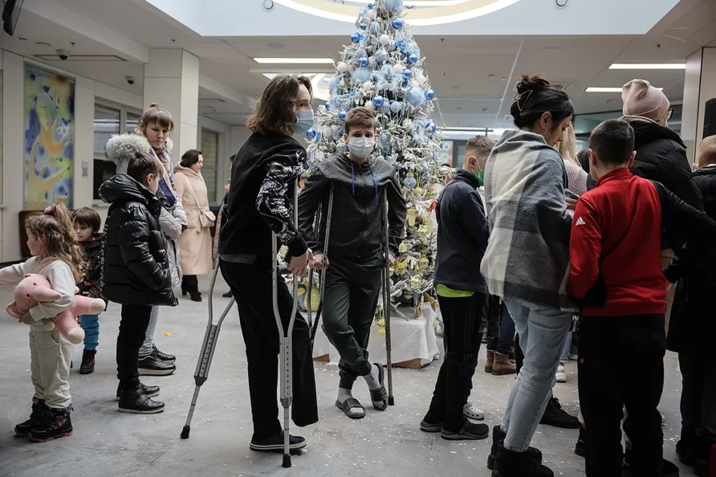 Пациенты больницы «Охматдет» празднуют День Святого Николая, Киев, 6 декабря 2023 года