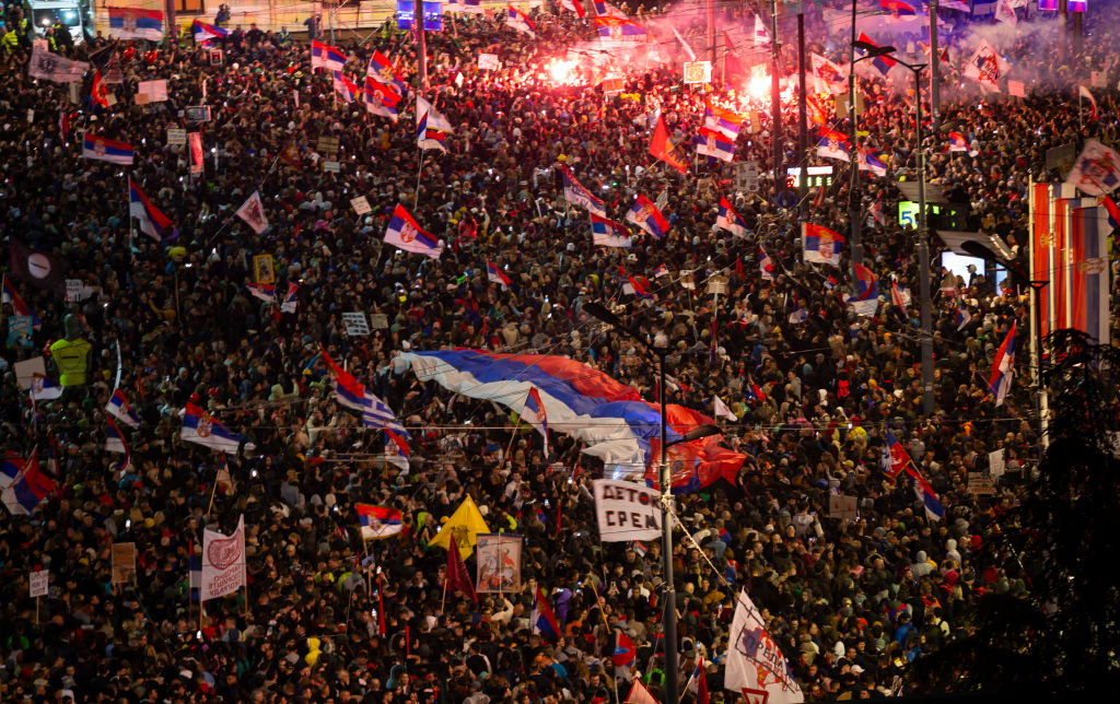 Сербия на грани: протесты превращаются в уличную войну