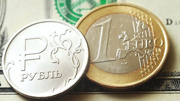 Евро пробил сотню: рубль вновь под давлением
