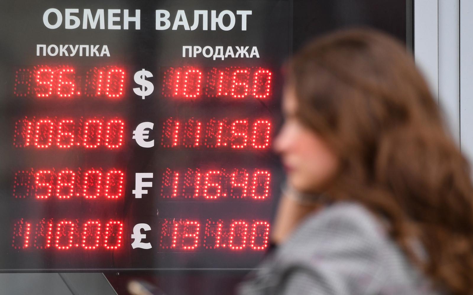 Экономисты предсказали падение рубля до 90 за доллар