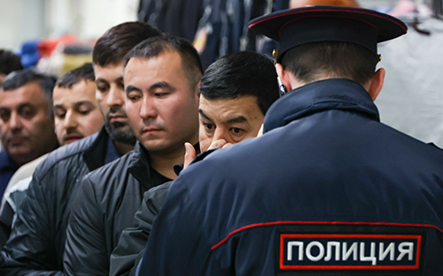 Легализация мигрантов закончилась: МВД грозит депортацией