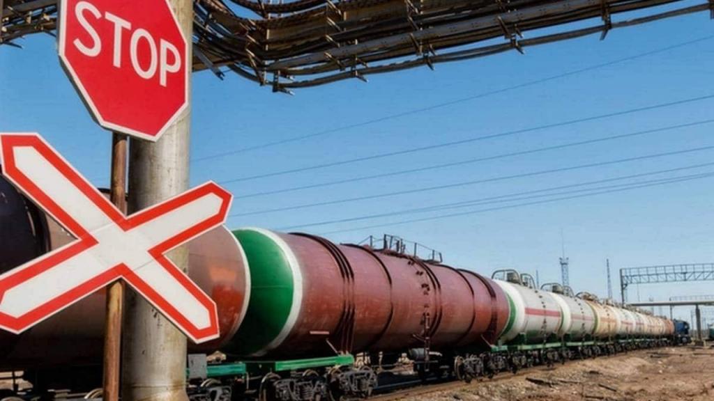 «Дефицит вошел в норму»: запрет на вывоз бензина продлен