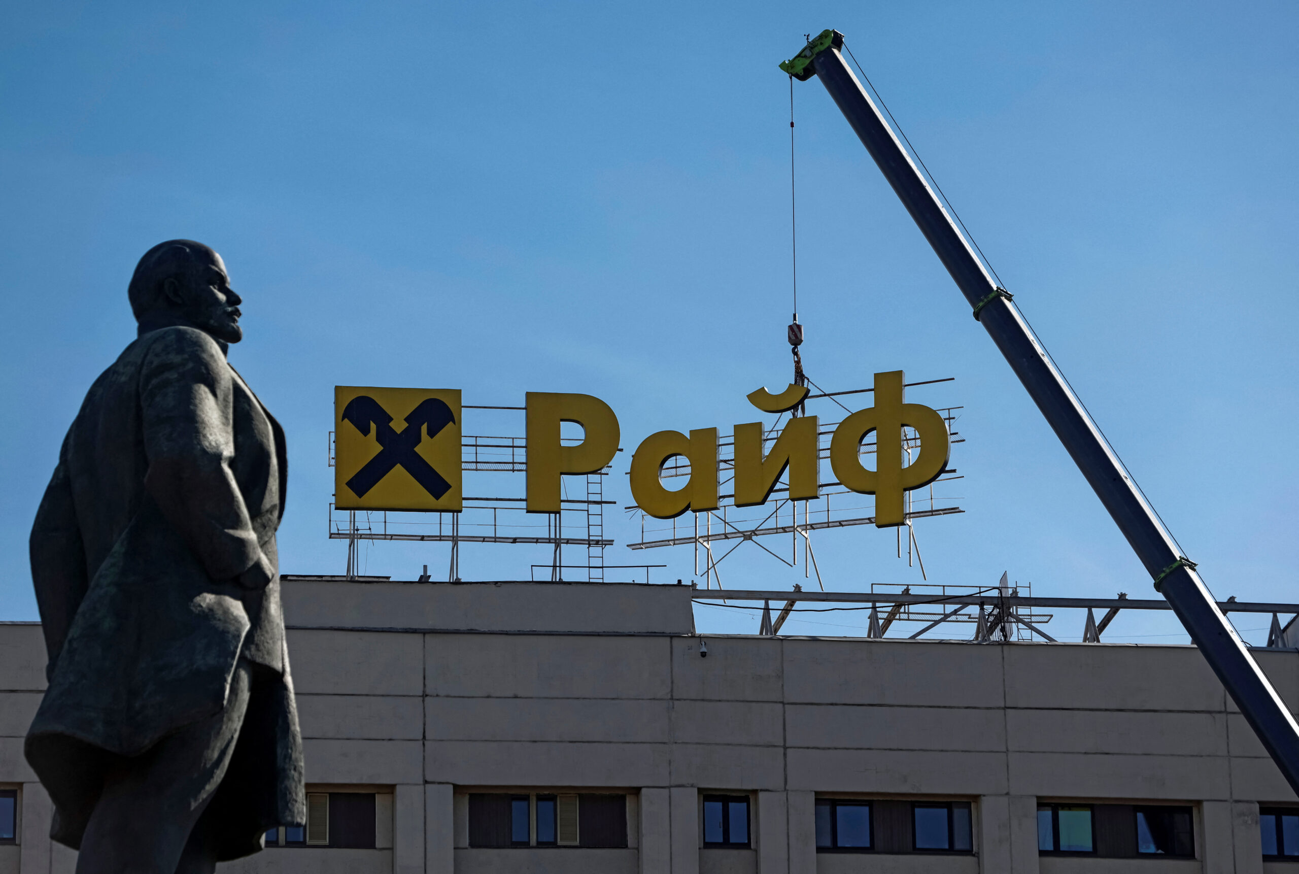 Raiffeisen снова застрял в России: Москва не отпускает банк