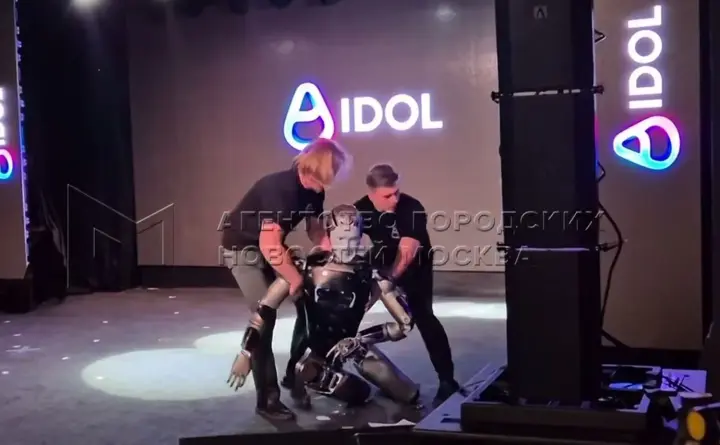 Робот Aidol упал на презентации в Москве – видео