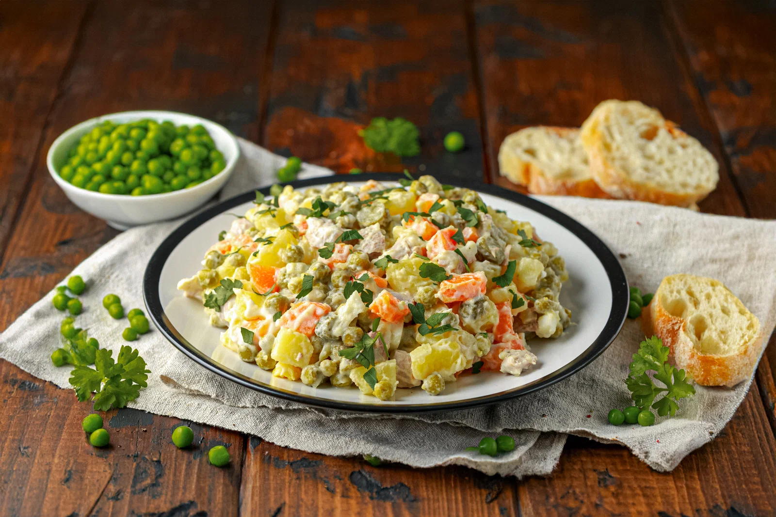 От деликатеса до символа праздника: как менялся салат оливье