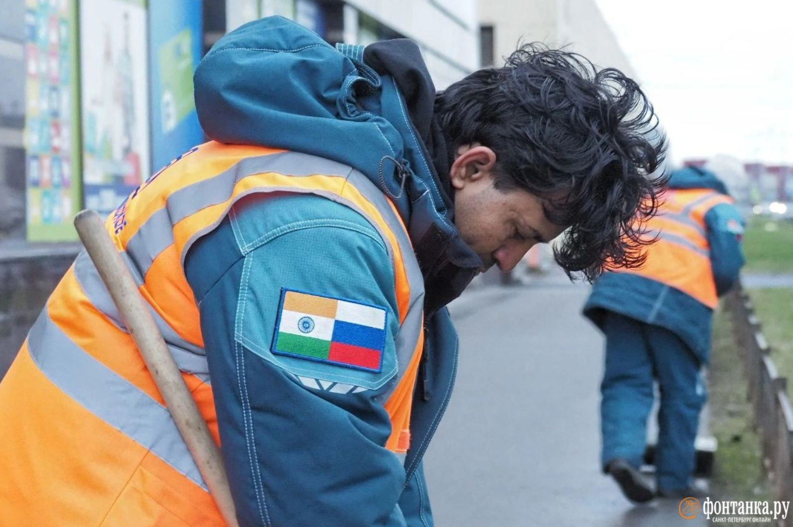 Дворники из Индии за 100 тысяч: Петербург нашел новый резерв