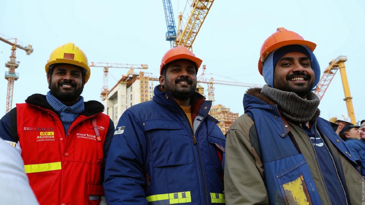 Индийские рабочие в России: десятки тысяч уже на стройках и улицах