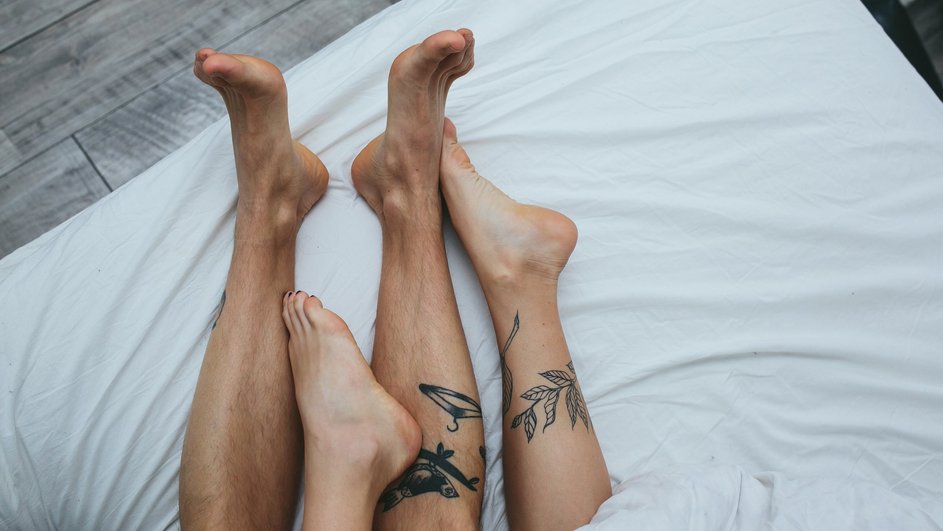 Холодные ноги против оргазма: невролог объяснил роль носков