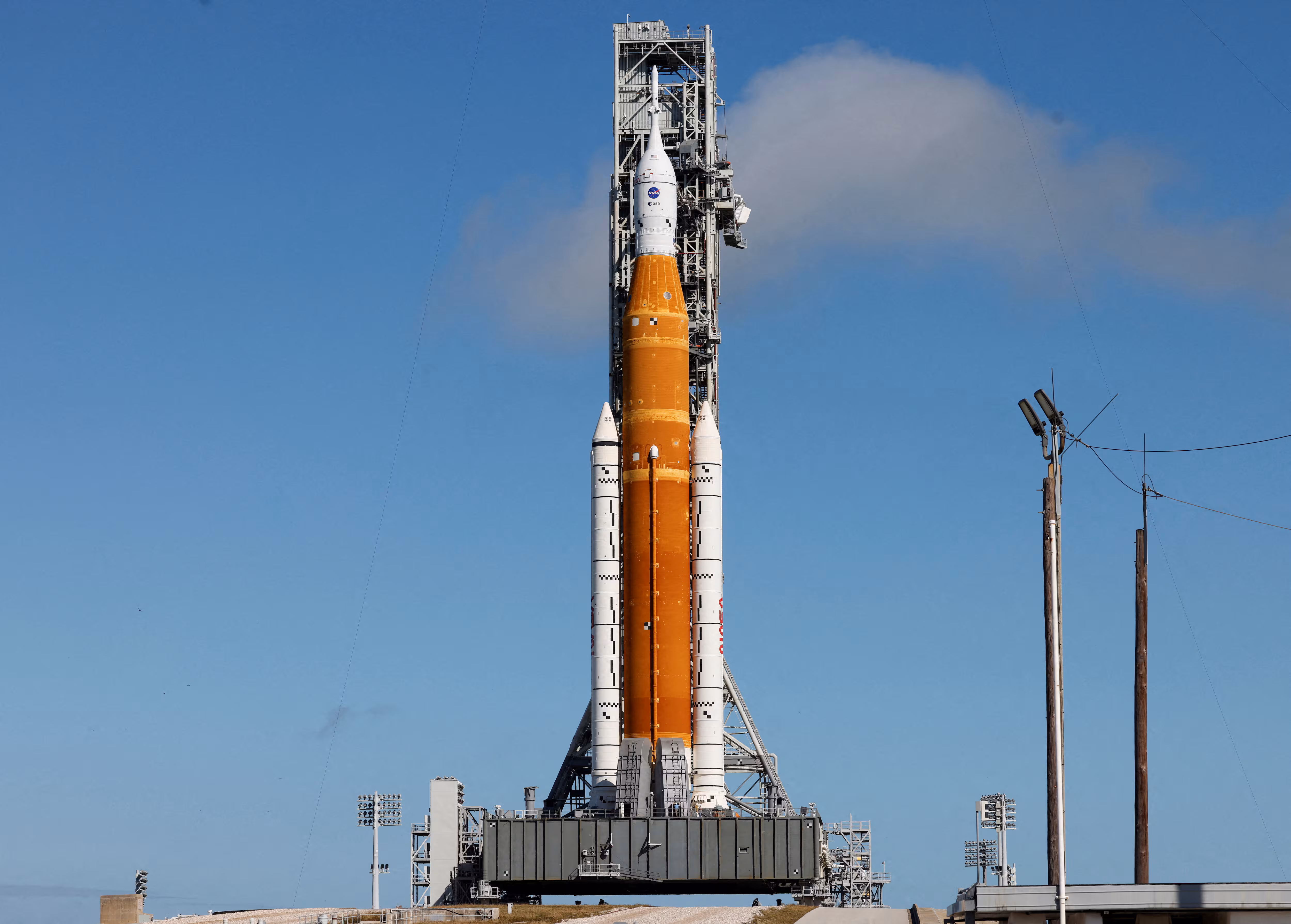 Гигантская лунная ракета НАСА наконец выведена на старт