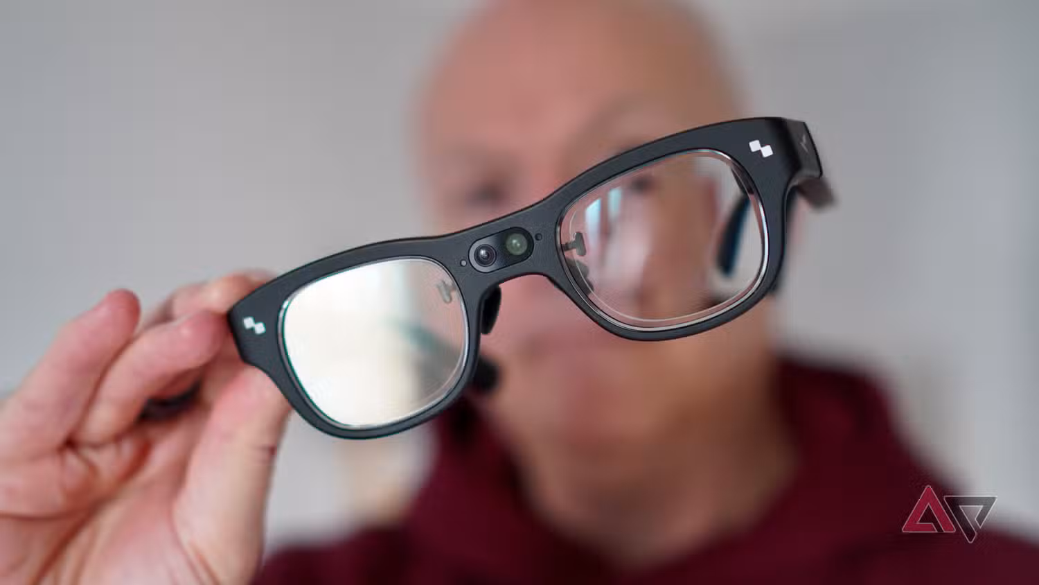 Умные очки пытаются расстаться со смартфоном