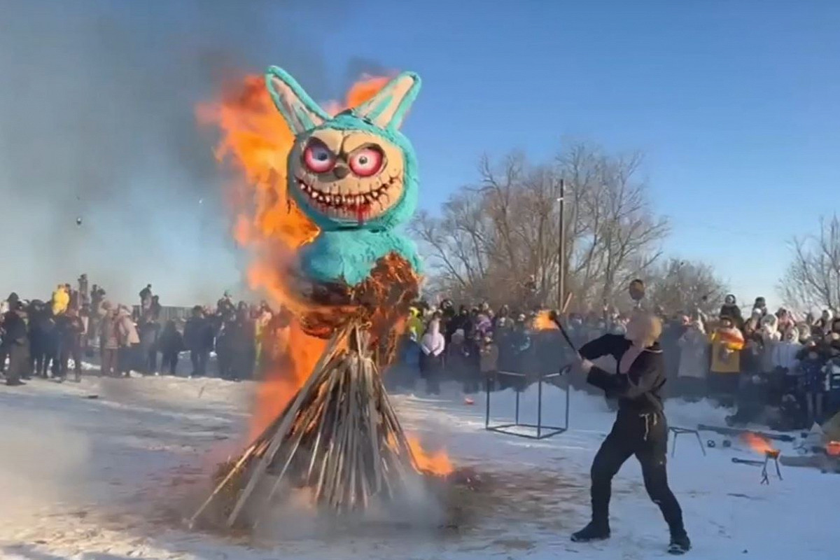 В Липецкой области на Масленице сожгли гигантского Лабубу