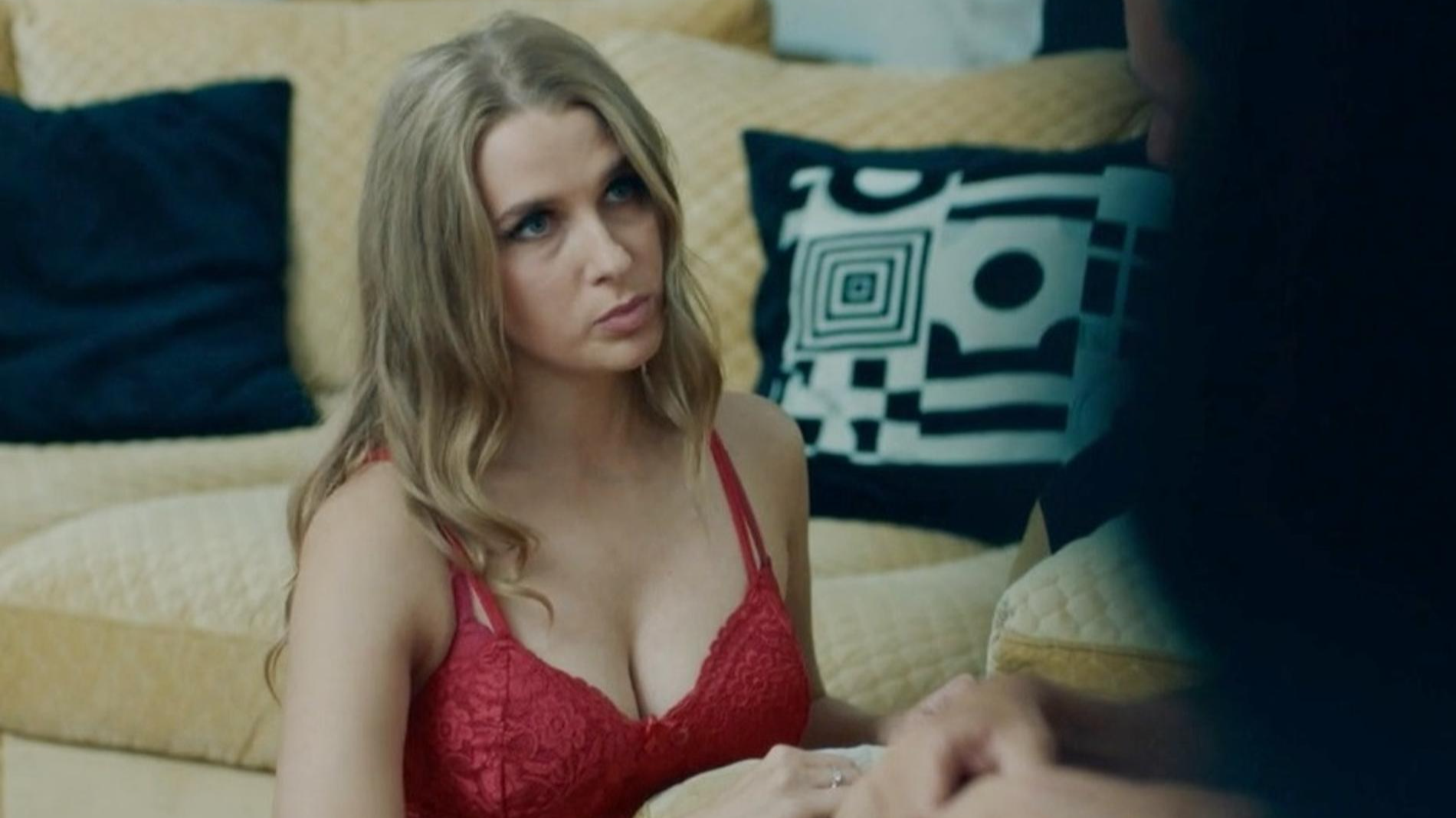 23 февраля с кулаками: актрису Кристину Кулишенко избили в пабе