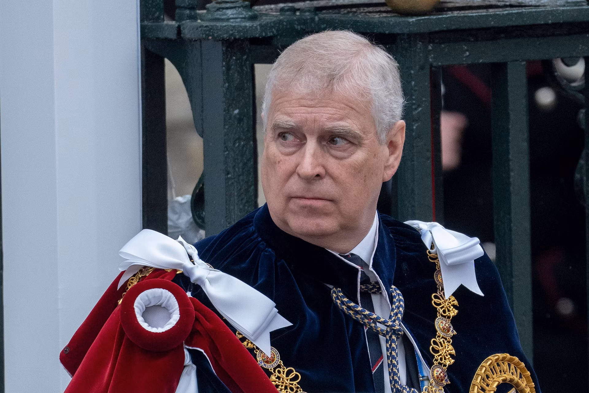 Принц Эндрю арестован: брат короля под стражей