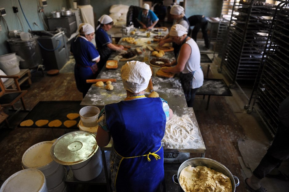 Кухня, где женщины пекут печенье