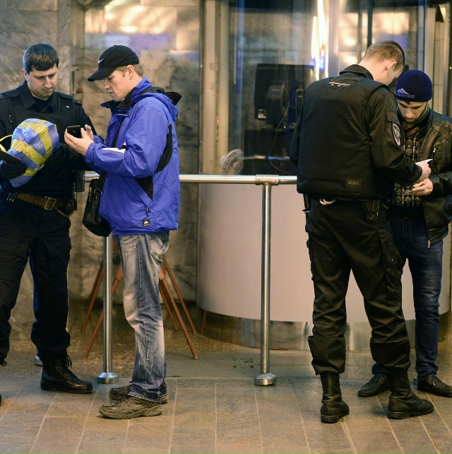 В метро Москвы начнут проверять телефоны пассажиров