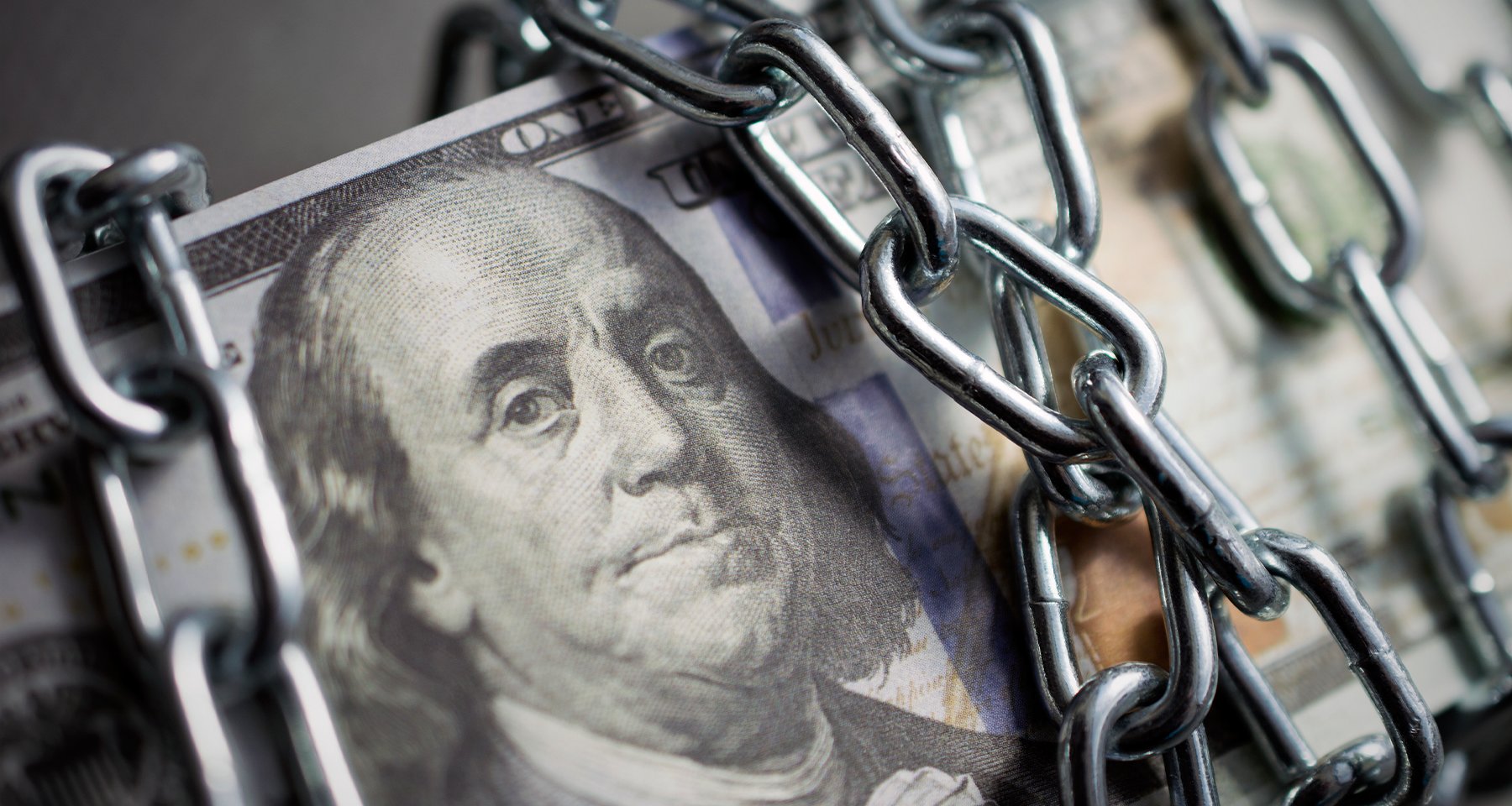 Доллары под замком: ЦБ снова продлил валютные ограничения