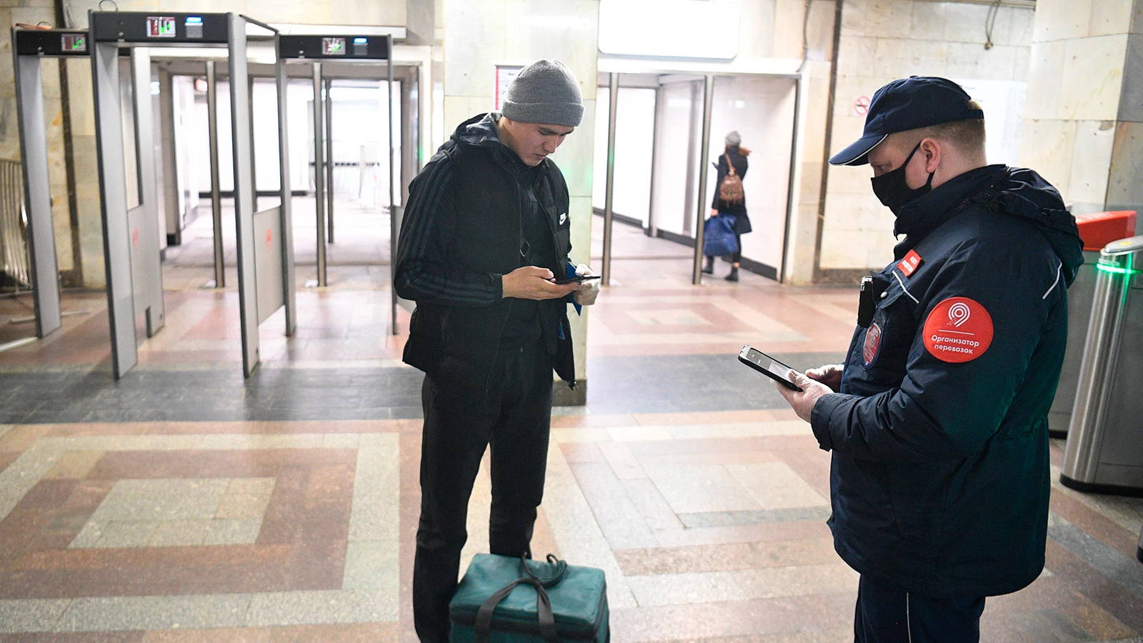 В метро начали проверять смартфоны