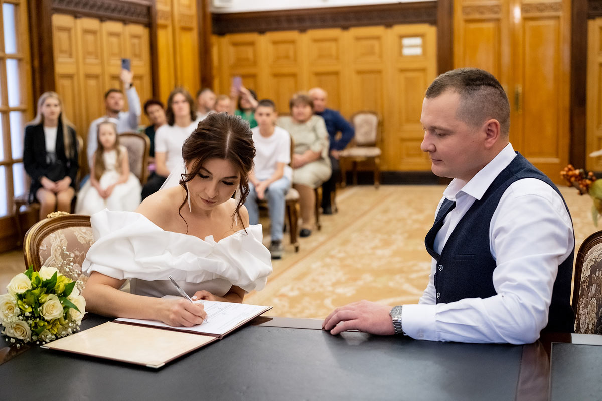 Свадебный бум в Москве: загсы продлевают работу ради «красивых»к дат