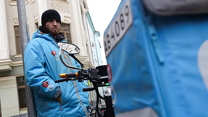 Экономика доставки: почему курьеры в Москве стали зарабатывать больше специалистов?