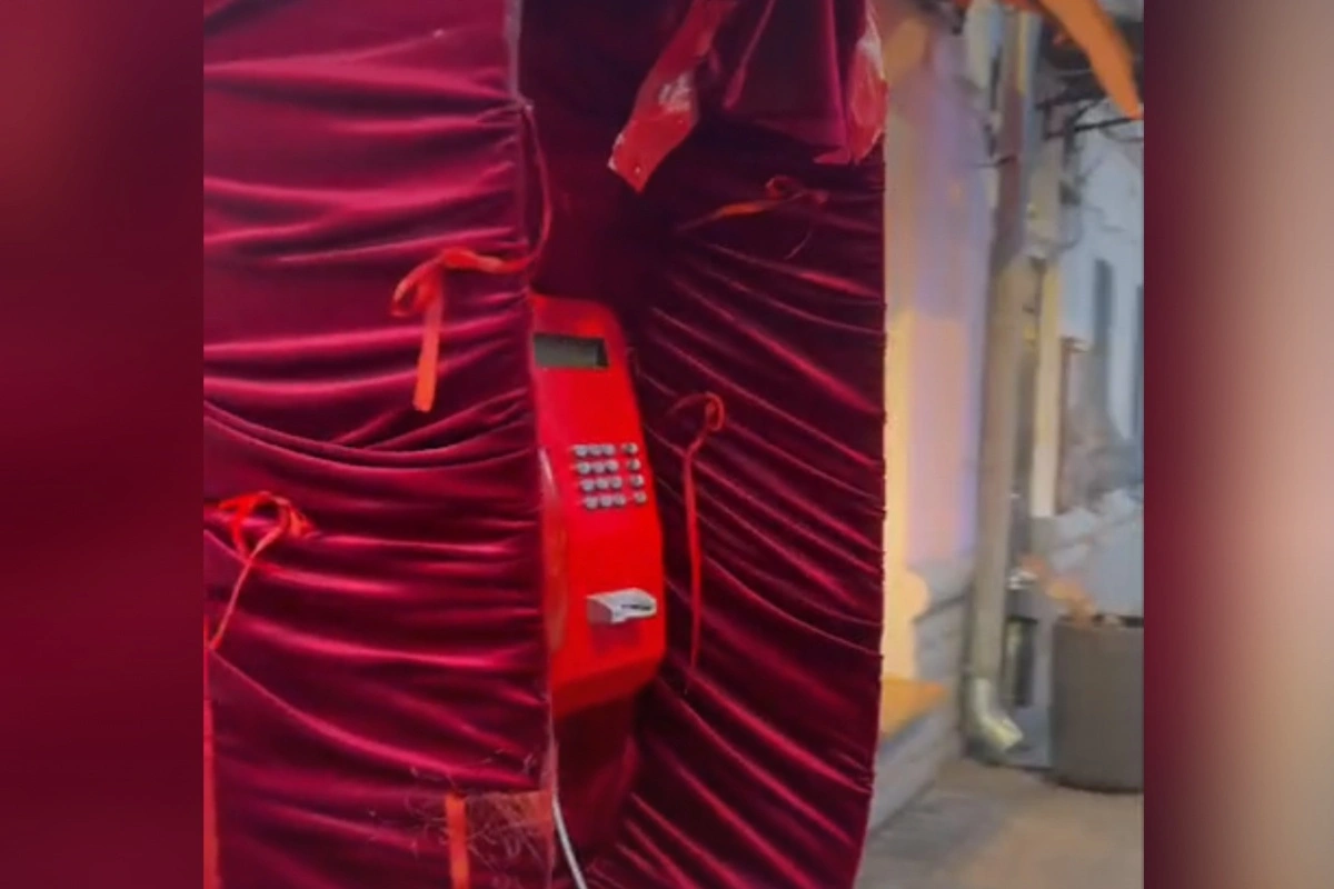 Привет из прошлого: в Москве появился «гламурный» таксофон в бархате