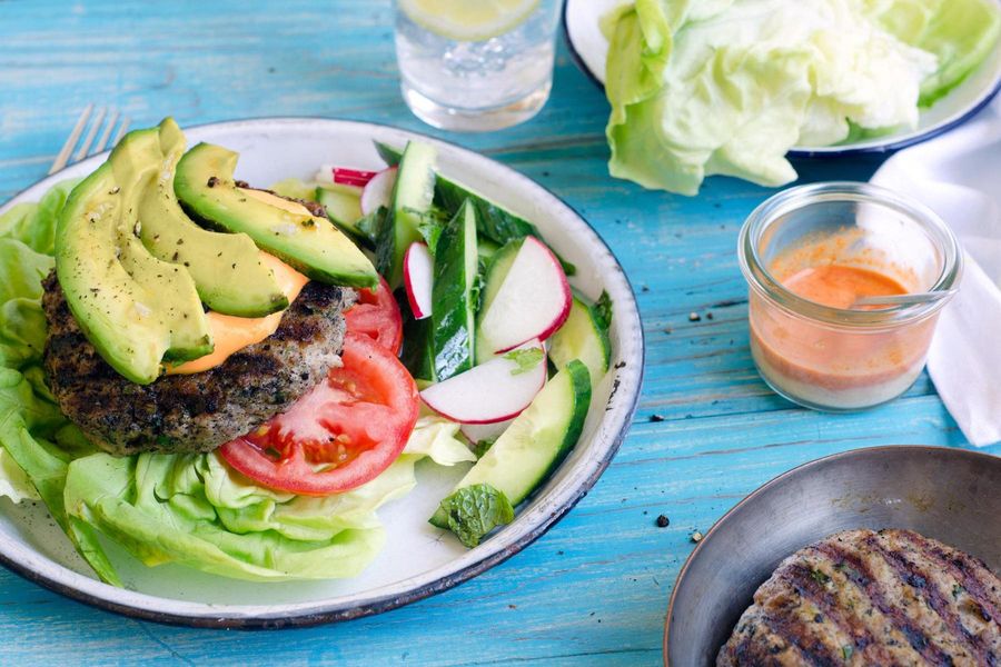 Көкөністер қосылған салат жапырағындағы бургер