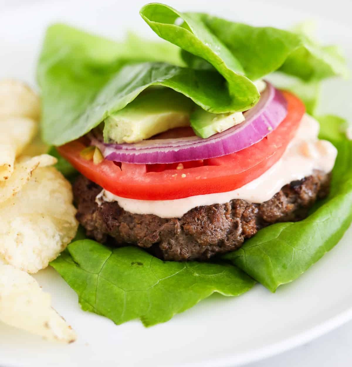 Калориясыз бургер: салат орамалындағы шырынды түскі ас