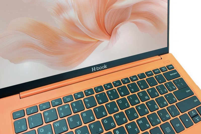 Тренд сезона — оранжевый: встречайте самый мобильный ноутбук из Беларуси