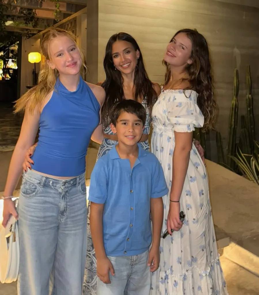 Джессика Альба балаларымен бірге