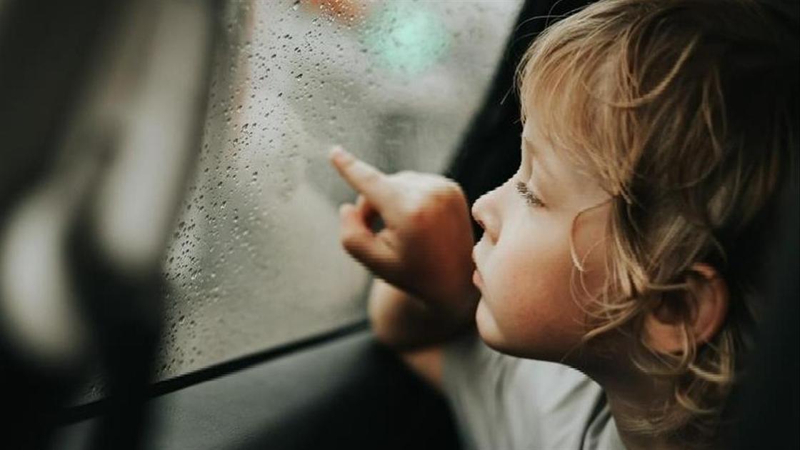 Бесіктегі электр дауылы: Ғалымдар балалық шақтағы деменцияның механизмін ашты